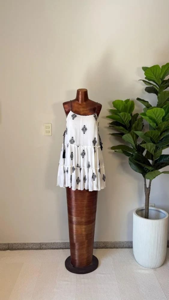 Vestido Mini Blanco con bordado negro